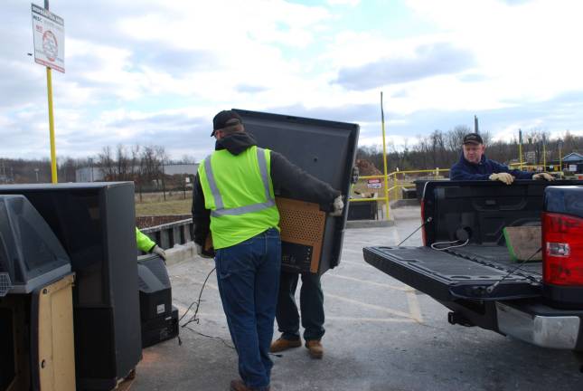 Trash lights 1000 houses SCMUA recycled almost 270 tons of e-waste in 2010, up from 4.37 tons in 2002.