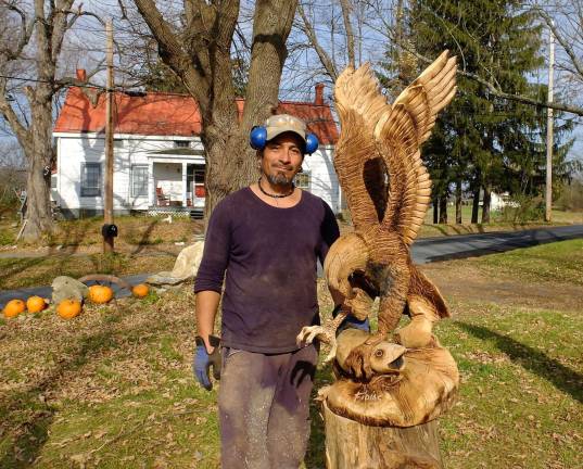 Sculptor Fidias Vasquez with eagle