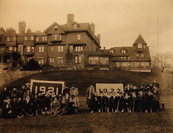 The Bennett School classes of 1921 and 1922.