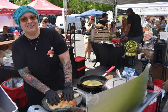 KC Lovell making oyster mushroom breakfast sandwiches at the Beacon Farmers Market